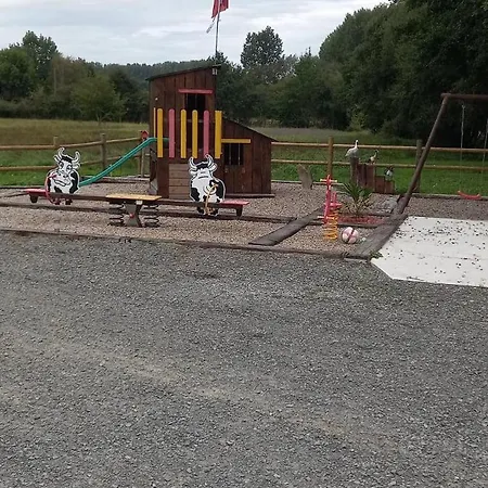 Emplacement Tente Proche D'une Mare . *