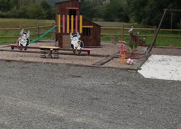 Emplacement Tente Proche D'une Mare . *